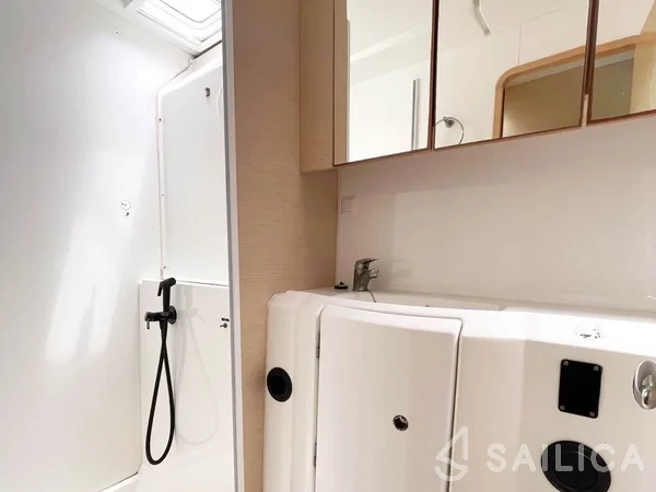 Lagoon 400 - Yacht Charter Sailica