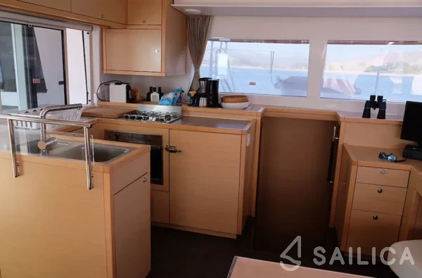 Lagoon 450  Flybridge - Yacht Charter Sailica