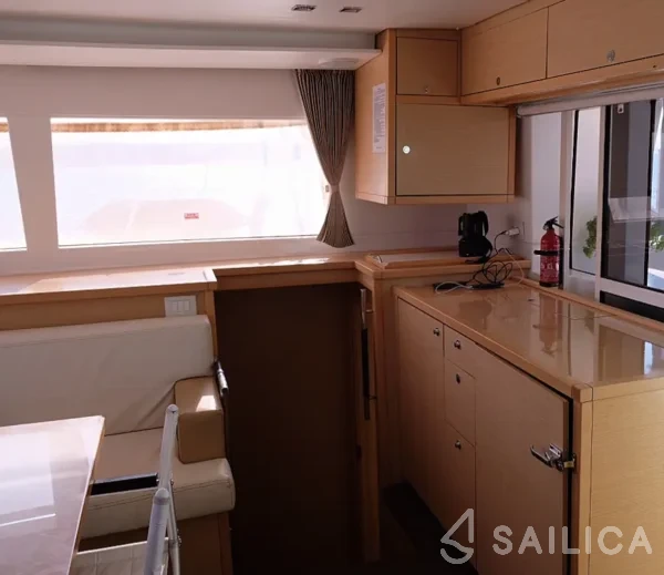 Lagoon 450  Flybridge - Yacht Charter Sailica