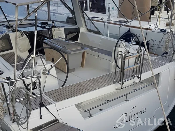 Oceanis 45 - Yacht Charter Sailica