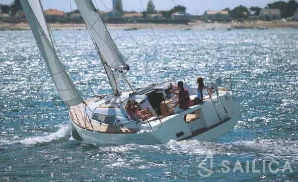 Oceanis 37 - Yacht Charter Sailica