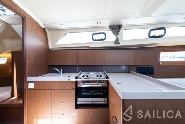 Oceanis 41.1 - Yacht Charter Sailica