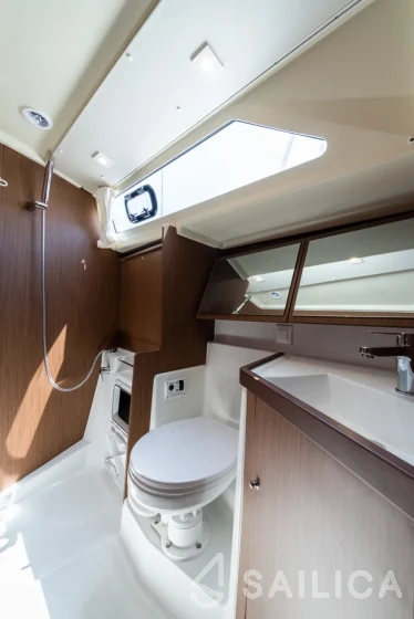 Oceanis 41.1 - Yacht Charter Sailica