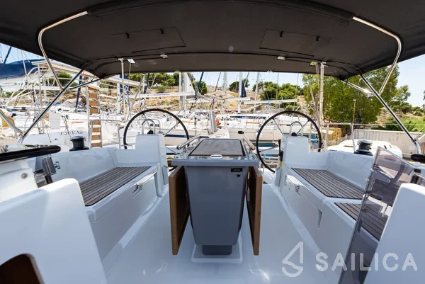 Oceanis 41.1 - Yacht Charter Sailica