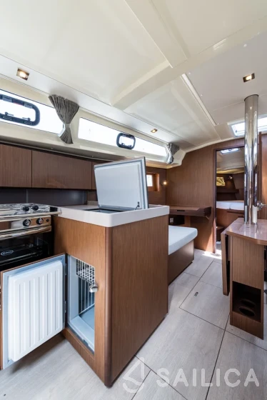 Oceanis 41.1 - Yacht Charter Sailica