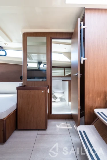 Oceanis 41.1 - Yacht Charter Sailica