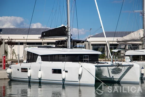 Lagoon 42 - Yacht Charter Sailica