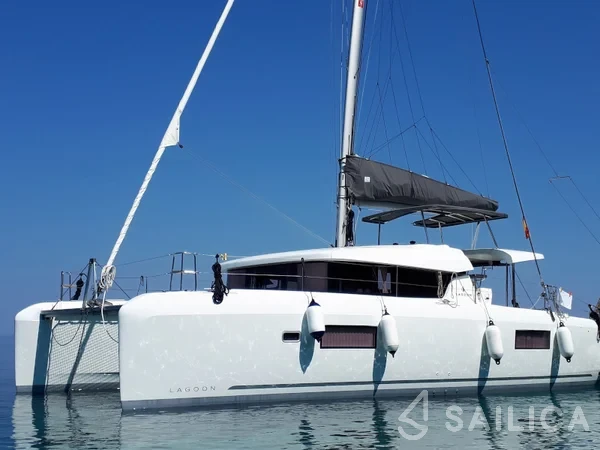 Lagoon 42 - Yacht Charter Sailica
