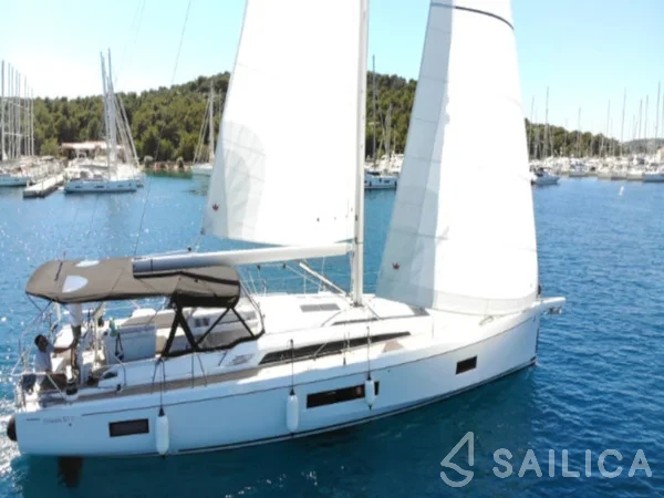 Oceanis 51.1 - Yacht Charter Sailica