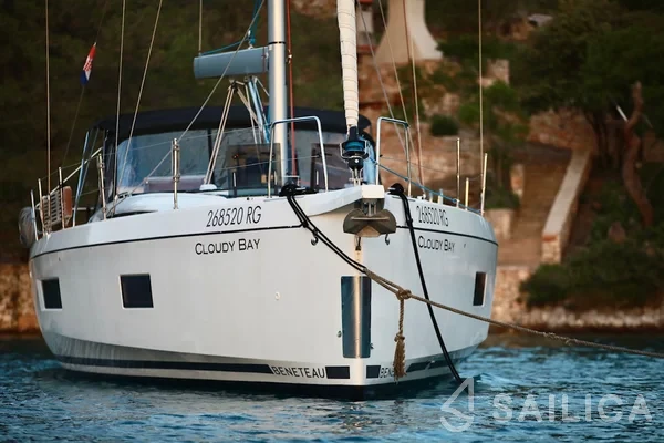 Oceanis 51.1 - Yacht Charter Sailica