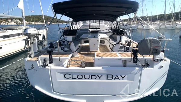 Oceanis 51.1 - Yacht Charter Sailica