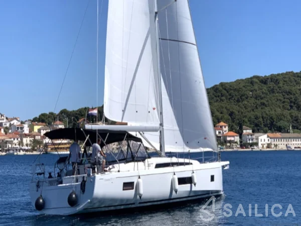 Oceanis 51.1 - Yacht Charter Sailica