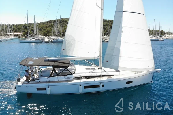 Oceanis 51.1 - Yacht Charter Sailica