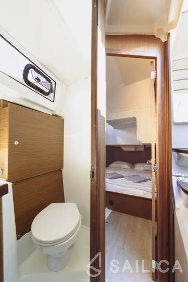 Oceanis 38.1 - Yacht Charter Sailica