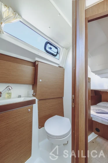 Oceanis 38.1 - Yacht Charter Sailica