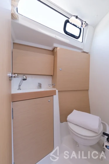 Oceanis 38.1 - Yacht Charter Sailica