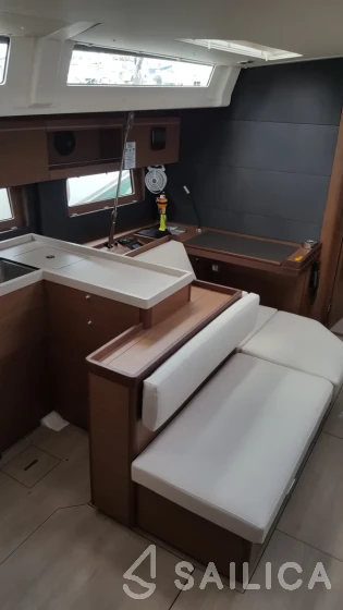 Oceanis 51.1 - Yacht Charter Sailica