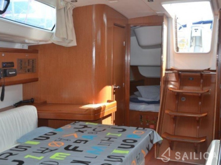 Oceanis 43 - Yacht Charter Sailica