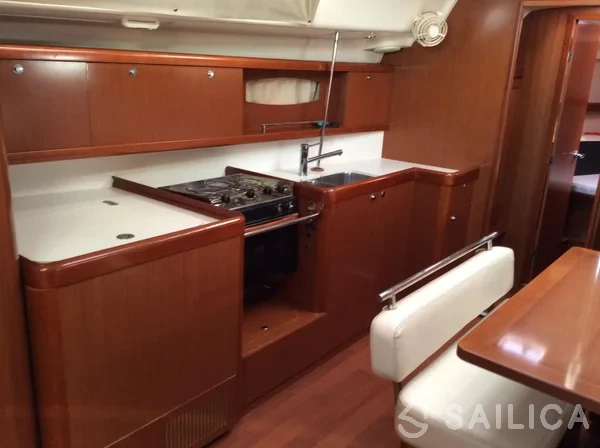 Oceanis 43 - Yacht Charter Sailica