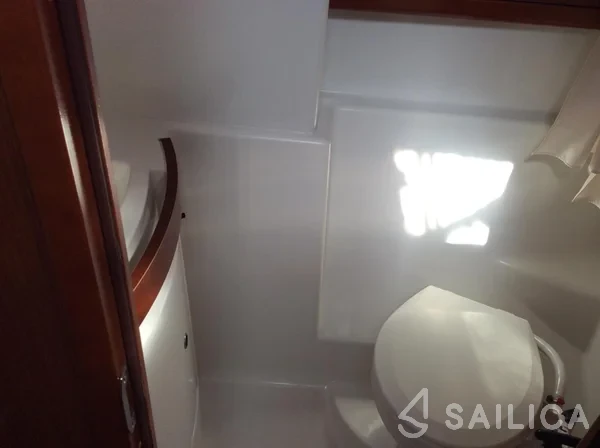 Oceanis 43 - Yacht Charter Sailica