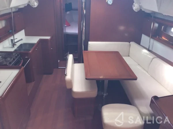 Oceanis 43 - Yacht Charter Sailica