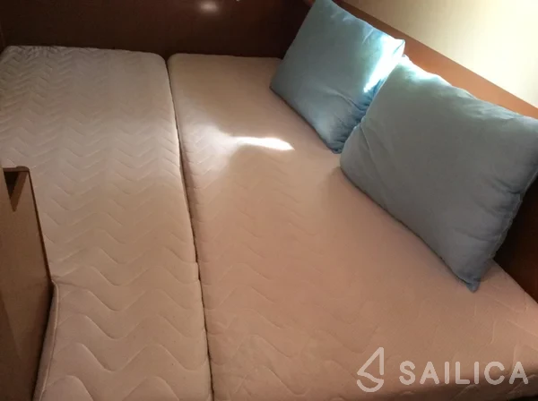 Oceanis 43 - Yacht Charter Sailica