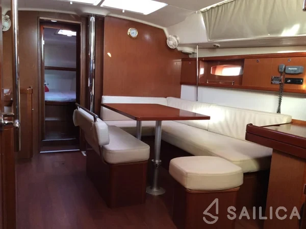Oceanis 43 - Yacht Charter Sailica