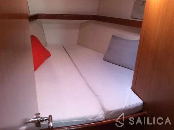 Oceanis 43 - Yacht Charter Sailica