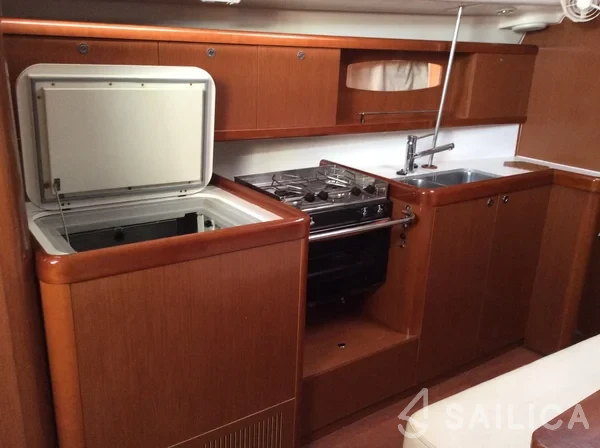 Oceanis 43 - Photo #28 Oceanis 43 - Yacht Charter Sailica
