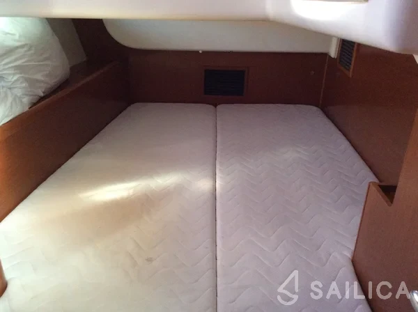 Oceanis 43 - Photo #30 Oceanis 43 - Yacht Charter Sailica