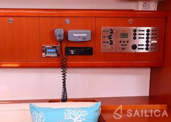 Oceanis 43 - Photo #19 Oceanis 43 - Yacht Charter Sailica