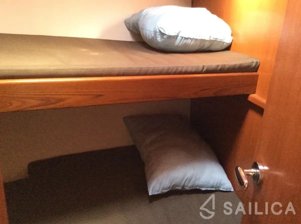 Oceanis 43 - Photo #33 Oceanis 43 - Yacht Charter Sailica