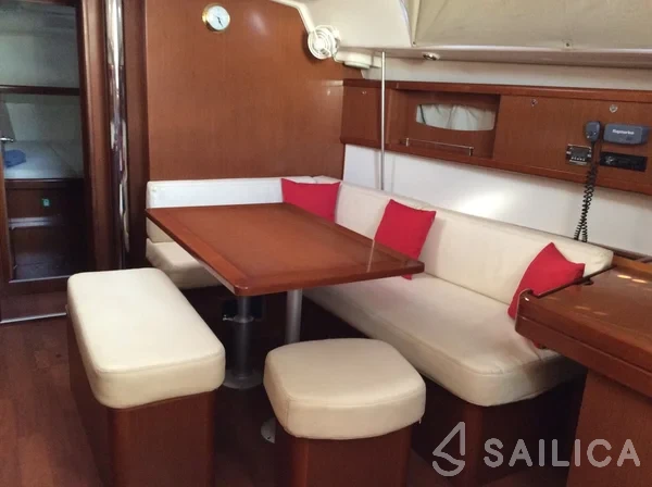 Oceanis 43 - Photo #26 Oceanis 43 - Yacht Charter Sailica