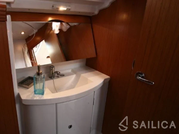 Sun Odyssey 39 DS - Yacht Charter Sailica