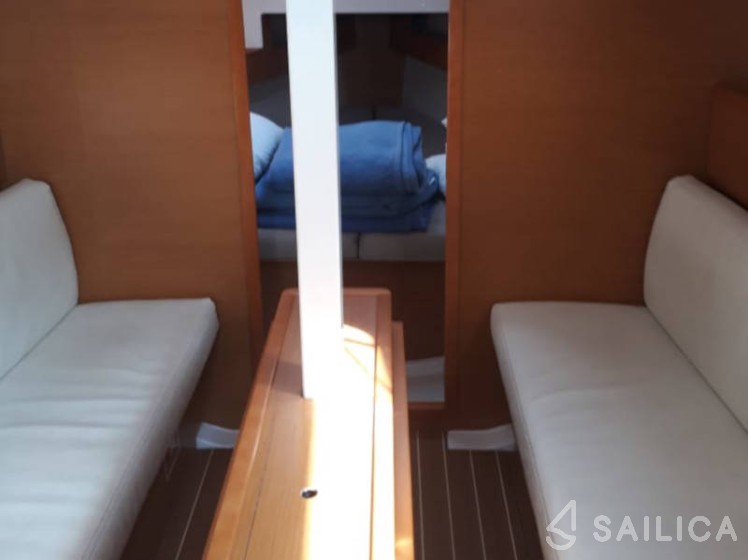 Sun Odyssey 33i - Yacht Charter Sailica