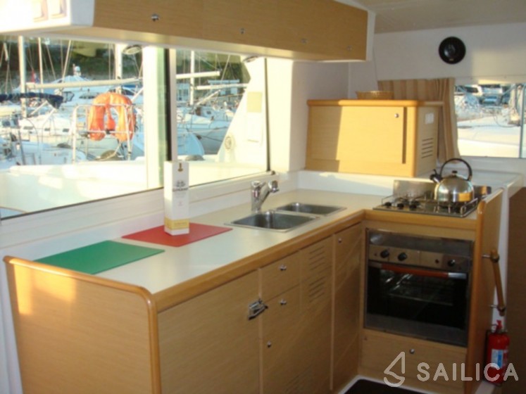 Lagoon 420 - Photo #7 Lagoon 420 - Yacht Charter Sailica