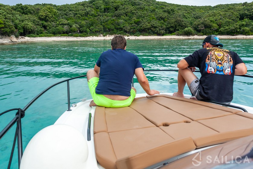 Beneteau Flyer 8 SUNdeck - Yacht Charter Sailica