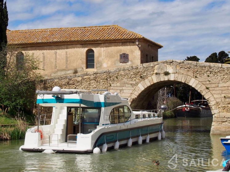 Estivale Octo Fly C - Yacht Charter Sailica