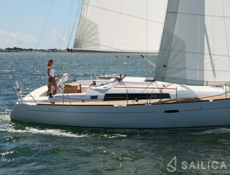 Oceanis 37 - Yacht Charter Sailica
