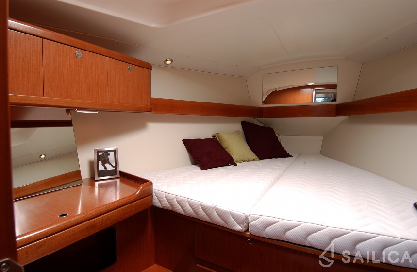 Oceanis 37 - Yacht Charter Sailica