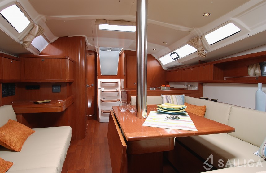 Oceanis 37 - Yacht Charter Sailica