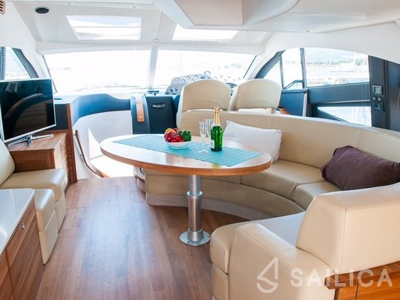 Sealine T 50 - Yacht Charter Sailica