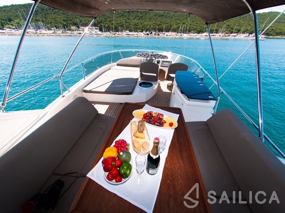Sealine T 50 - Yacht Charter Sailica