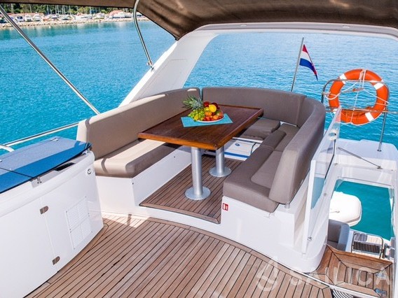 Sealine T 50 - Yacht Charter Sailica