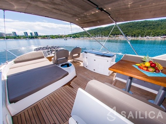 Sealine T 50 - Yacht Charter Sailica