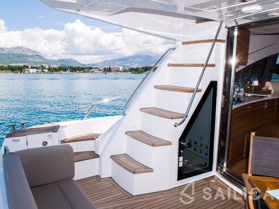 Sealine T 50 - Yacht Charter Sailica