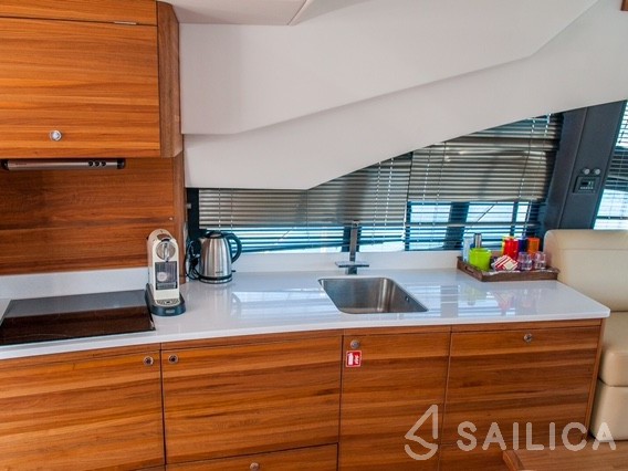 Sealine T 50 - Yacht Charter Sailica