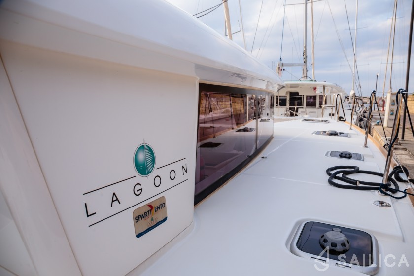 Lagoon 400 S2 - Yacht Charter Sailica