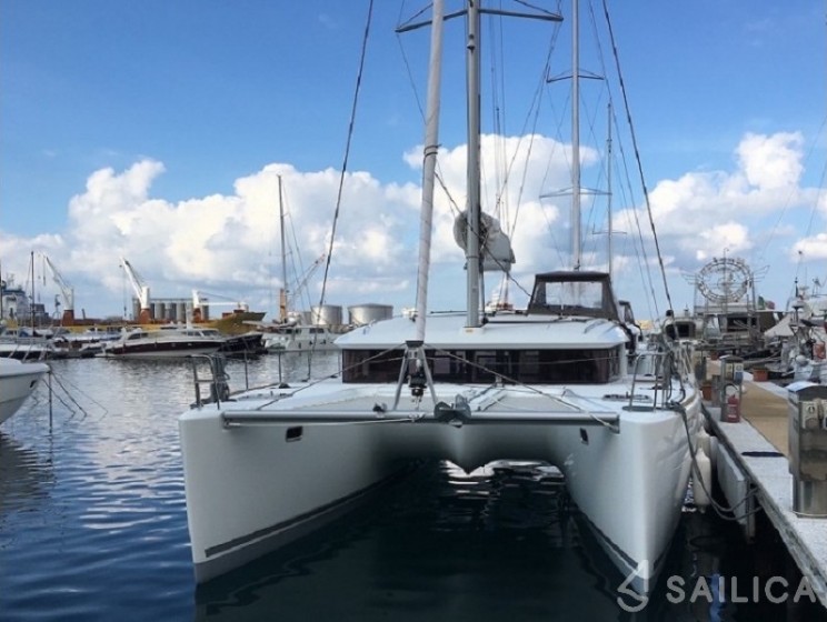 Lagoon 400 S2 - Yacht Charter Sailica