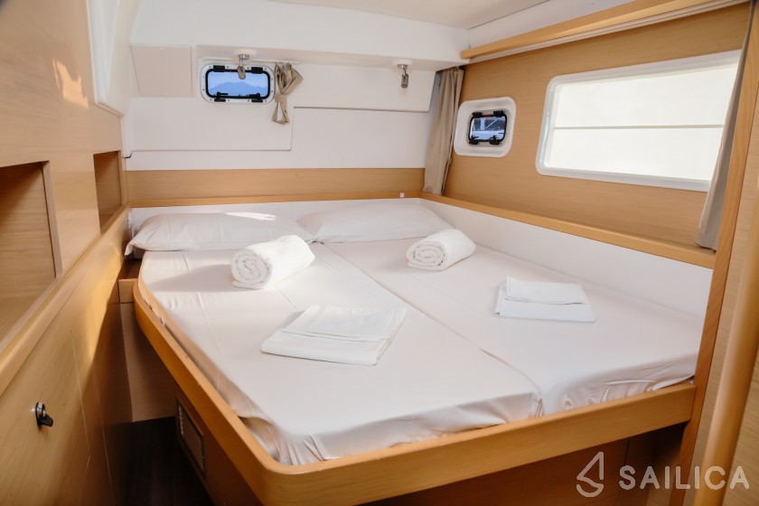 Lagoon 400 S2 - Yacht Charter Sailica